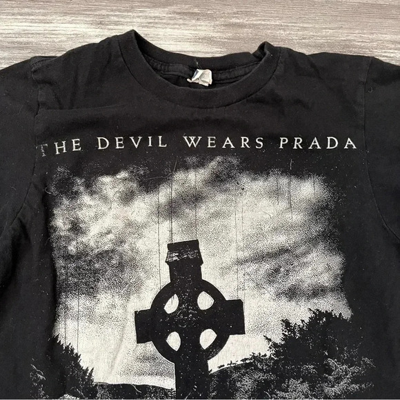 The Devil Wears Prada Men’s‎ T Shirt Size XS Short Sleeve Graphic Cemetery Cross - Picture 3 of 7